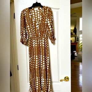 MellODay Size XS Light Brown with White Print Design 3/4 Sleeve Dress. NWOT